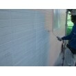 外壁（サイディング）の中塗り１回目の様子です。手塗りの作業で丁寧に仕上げていきます。