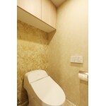 ゴールドの壁紙とタイルで上質なトイレへ