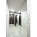 エコカラットはグラナスルドラのホワイトを採用しました。床、鏡、エコカラットによって、廊下全体が明るい印象になりました。