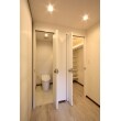 1Fのトイレはスペース性と空間の統一性を考慮し、WICの扉と合わせて折れ戸扉を採用しました。
