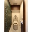 トイレはタンクレスですっきりしたデザインのTOTOネオレストハイブリッドAH1を使用し、手洗いや収納も新たに設置し機能性を上げました。収納扉をチェリー柄で統一し、アクセントクロスと共に空間を演出しました。
