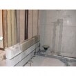 在来工法のバスルームは、周囲をブロックで壁面を作り、ＦＲＰ防水とモルタルで下地が製作されています。