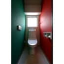 大胆にそれぞれの壁に異なる3色を組み合わせたイタリアを思わせるトイレスペース。スマートなデザインのトイレがマッチした空間を演出。