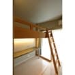 ベッドの下に仕事スペースを組み込み、部屋の使えるスペースを生み出す。造作家具部分は、細かい設計とナチュラルな色合いで、落ち着ける空間を演出。