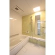 ティントグリーンのアクセントパネルで清潔感のある爽やかな浴室となりました。
収納棚はお手入れのしやすいステンレスワイヤーシェルフとなっています。