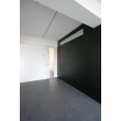 黒の壁は、なんと金属製の外壁材で仕上げてあります。内装に鋼を使用するという珍しい施工例ですが、白と黒のコントラストが空間を引き締めモダンな空間を演出しています。