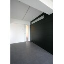 黒の壁は、なんと金属製の外壁材で仕上げてあります。内装に鋼を使用するという珍しい施工例ですが、白と黒のコントラストが空間を引き締めモダンな空間を演出しています。