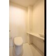 3階のトイレはホワイトで統一した清潔感のある雰囲気としました。
壁紙はいくつかのパターンが並んだストライプ柄で、シンプルながらも遊び心のあるデザインを採用しています。