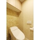トイレは、ゴールドの壁紙に貼り替えました。便器の背面と側面で、質感の異なる2種類のゴールドの壁紙を使い分けています。