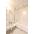 浴室はLIXILのリノビオVシリーズを採用しました。
ホワイトで統一して、清潔感と爽やかさが際立つバスルームになりました。