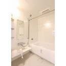 浴室はLIXILのリノビオVシリーズを採用しました。
ホワイトで統一して、清潔感と爽やかさが際立つバスルームになりました。