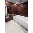 壁面は全面ウッド調のパネル、床はグレーで、落ち着いた空間を演出します。カウンターなしのすっきりとしたデザインが浴室をより広く見せます。