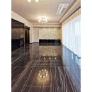 床材はADVANのプレシャスマルミアサンダーナイトを採用しました。迫力ある石目模様が高級感あふれる空間を演出しています。