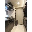 少しのスペースも有効活用出来るように、キッチンの一番奥にも可動棚でニッチ収納を作りました。空間デザインと合うように棚色もブラックにして統一感を持たせました。
