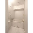 洗面と一緒だった在来工法の浴室を、独立したユニットバスとしました。清潔感のある真っ白なバスルームです。