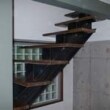 １階から２階に上がる最初の階段です。側面からの露出度が狭い階段スペースを広々と見せる効果を持っています。