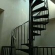 螺旋階段は、特注で製作致しました。搬入は一旦屋上に上げて、そこから吊り下げ設置するという非常に困難なものでした。何故か螺旋階段は人気があります。