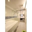 シャワーを使っているときに、ソープの泡などが浴槽に入るのを避けるため、浴槽とシャワースペースの間にガラスで間仕切りを設けています。ガラスなので、空間を区切ることなく、より一層豪華な印象になっています。