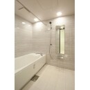 浴室は在来工法のようにタイルを張れるタイプのユニットバスをセレクトしました。清潔感のあるホワイトを基調に、マーブル柄の壁面パネルが高級感を演出しています。フロアにはマットな質感の200角の大型タイルが張られ、ホテルのようなワンランク上の上質な浴室になりました。