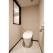 トイレはスタイリッシュなデザインのタンクレストイレを採用しました。無駄のないシンプルなデザインが、洗面化粧台と一体のサニタリーをよりすっきりと洗練された空間に仕立てています。
