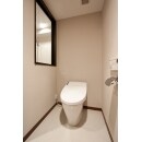 トイレはスタイリッシュなデザインのタンクレストイレを採用しました。無駄のないシンプルなデザインが、洗面化粧台と一体のサニタリーをよりすっきりと洗練された空間に仕立てています。
