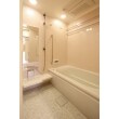 浴室はＴＯＴＯのマンションリモデルバスルーム「スプリノ」を採用しました。壁パネルはワンランク上のハイグレードタイプで、やさしいピンクの花柄模様の上品なデザインが華やかな空間に演出しています。