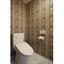プライベートなフロアにあるトイレは、クラシカルな壁紙を全面に張ることで高級のある空間を演出しました。床はホワイトの大理石調フロアタイルを敷き、壁紙とのコントラストを楽しめます。