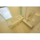 ホワイトで統一された浴室は、既存を活かし、水栓のみ交換しました。２面の窓に取付けられたさわやかな淡いグリーンのブラインドがアクセントになっています。