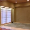 リビングと空間的にはつながっているところに和室があります。４５０角の畳の廻りには竹のフローリングが敷詰められ、壁は、シラス壁で仕上られています。健康にも大変良く、幻想的な空間を醸し出しています。