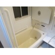 施工後写真：こちらは、１２１６サイズ（1,2m×1,6m）のユニットバスになります。
近年のユニットバスは、”プチオーダーメイド”といっても過言ではない程、いろいろと選べるものがあります。
周りの浴室のパネルの色から、浴槽の形、手摺りの位置、テレビ、暖房乾燥機等のオプションもあります。
日常の生活の中で、お風呂の時間はどんな時間でしょうか？

私共は、より使いやすく、快適で癒される空間作りをご提案いたします。
