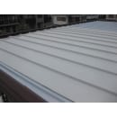既存屋根である陸屋根に、ガルバリウム鋼板を被せ葺きさせて頂きました。様々な種類のあるガルバリウム鋼板の中から防汚性に優れたものをお選びしました。
