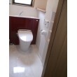 白を基調とした清潔感のあふれる空間に、赤いキャビネットが印象的なオシャレな仕上がりになりました。オシャレなだけではなく、お掃除のしやすさや収納面も考慮したトイレ空間リフォームです。
