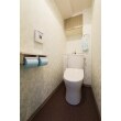 トイレは最新式の節水タイプを導入しました。
壁には淡いブルーのクロスを採用することで、爽やかな印象に。
トイレのドアは、防音性に優れたタイプを選び、夜中でも音を気にすることなく、安心して利用できる用にしました。
