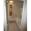 お客様の要望で浴室パネルは1面アクセントから全面パネルへ変更
扉も折戸から開き扉に変更しました。