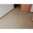 床材はフローリング調のクッションフロアに交換。