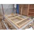 土台にコンクリートブロックを積み、木材で下地組みしていきます。