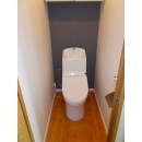 トイレには「防カビ」「抗菌」「汚れ防止」の機能性壁紙を採用しました。
背面には、アクセントクロスとして優しい紺色の壁紙を採用！
コンパクトな空間に奥行きが生まれました。