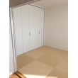 和室の良さを残しつつ、リノベーション畳でオシャレな和室になりました。
アイボリーの畳が扉やフローリングの色ととても馴染んで見えます。