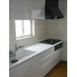 人工大理石トップの白を基調としたキッチン。
清潔感にあふれ、既存の窓の光とベストマッチングです！