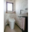 ２階トイレ。１階と同じ仕様で勝手が逆になっています。壁紙も同じ柄ですが色違い。２階はピンク系で可愛らしい印象です。