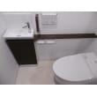 1320×830のおトイレ。壁からの出幅が小さいタンクレストイレに取替えて、奥行17.5ｃｍの薄型の手洗器を新設しました。
