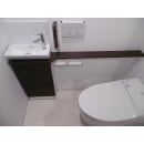 1320×830のおトイレ。壁からの出幅が小さいタンクレストイレに取替えて、奥行17.5ｃｍの薄型の手洗器を新設しました。