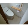 トイレの奥行きは１２０ｃｍ。トイレ前のスペースが狭いと立ち座りがしにくくなってしまうので、タンクが小さくコンパクトな便器をお勧めしました。まるでタンクレストイレのような形状なので室内が広く見え、トイレ奥のお掃除もしやすくなっています。