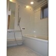 白で統一した清潔感のある浴室になりました。浴槽は人造大理石のジュエリーホワイト。近づくとキラキラとてもきれいで、浴室全体が明るく感じられます。