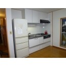 1間半のスペースに冷蔵庫とキッチンを納めるので、1ｍ80ｃｍサイズのコンパクトで使いやすい仕様のキッチンを設置しました。