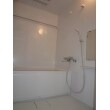 お客様から、「浴室は特にこだわらないのでシンプルなものを」とのご要望がありました。スクエア浴槽ですっきりした仕様のユニットバスを設置しました。