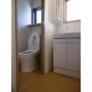 以前よりトイレ便器前が広くなりました。トイレの段差をなくし入口は引戸にしましたので、空間が繋がり洗面周りもスッキリした印象になりました。