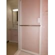 浴室内の壁の色にあわせて、洗面化粧台の扉もピンクに。