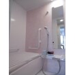 手摺設置や段差解消など実用面はもちろんですが、アクセントパネルや浴槽は淡いピンクにして、彩りも大切に。温かみのある浴室になりました。