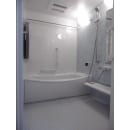 １４１８サイズのゆったりバスルーム。浴槽横には移動用にＬ型手すりを設置。シャワーのスライドバーも浴槽またぎのサポートになるよう手摺として利用できるタイプを取付けました。